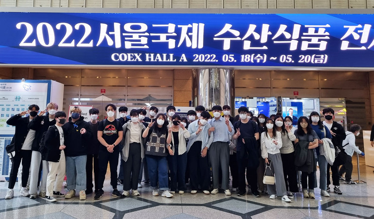 공주대 식품공학과는 40여명의 학생들이 서울 COEX에서 개최된 국제수산식품전시회를 20일 참관했다. /사진=공주대 제공