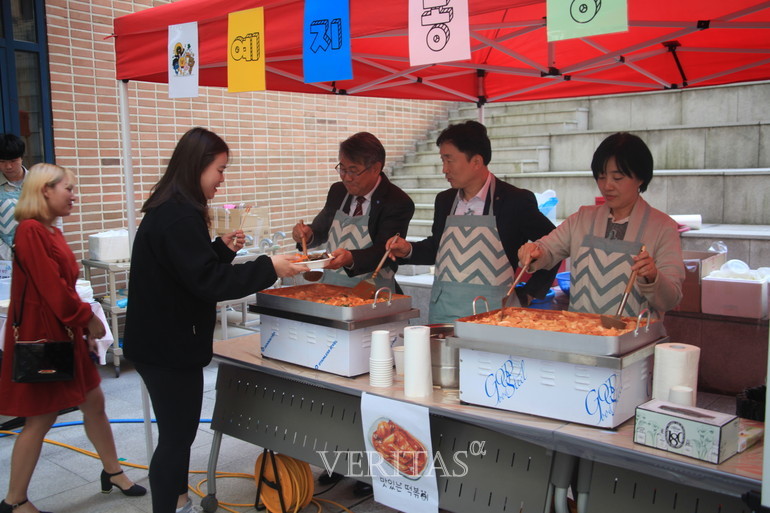 안규철 안산대 총장과 안종문 기획처장, 유승혜 학생취업지원처장이 학생들에게 간식을 나눠주고 있다. /사진=안산대 제공