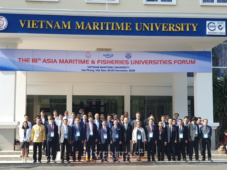 2019 AMFUF가 18~20일 베트남해양대에서 열렸다. 앞줄 왼쪽에서 일곱 번째가 AMFUF 의장인 도덕희 한국해양대 총장 /사진=해양대 제공
