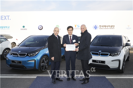 박재훈 영남이공대 총장(사진 중앙)과 BMW 독일 본사 관계자들(사진 양측) /사진=영남이공대 제공