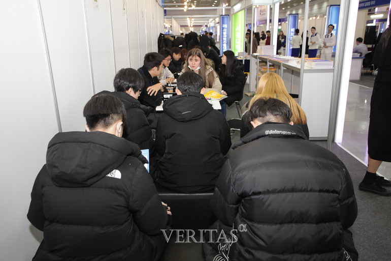 2020정시박람회 서경대 부스에서 상담을 받으려하는 학생들이 대기하고 있다. 이미 마련된 모든 자리에서 상담이 진행중이다. /사진=신승희 기자 pablo@veritas-a.com