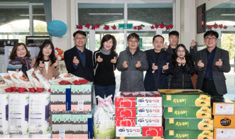 한국농수산대학 교직원들이 대학 인근 사회복지시설을 방문해 위문금과 위문품을 전달했다. /사진=한국농수산대학 제공