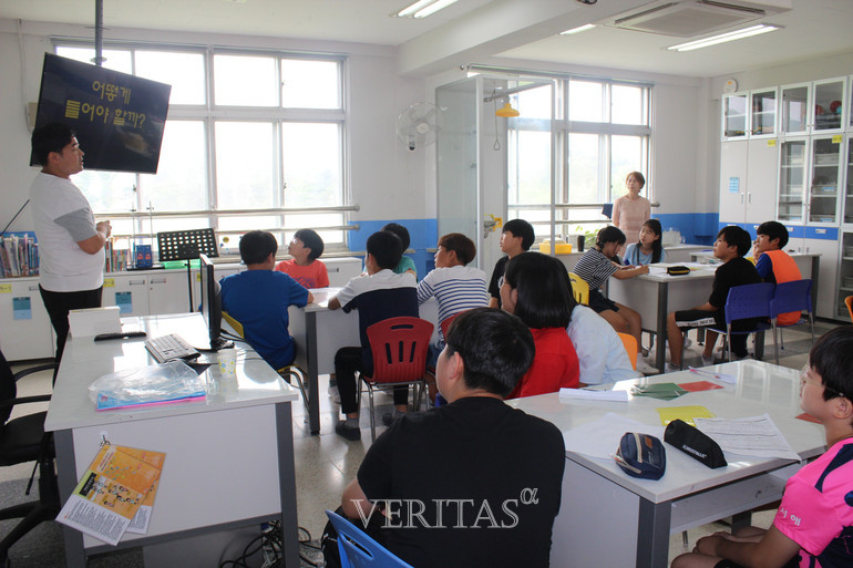 충남 청보초와 청라초 5~6학생들이 모여 독서토론교육을 하는 모습 /사진=충남교육청 제공