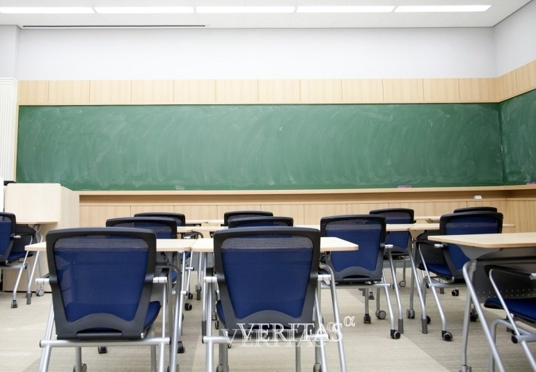 서울교육연구정보원(이하 서교연)이 코로나19 영향으로 개학연기된 기간 동안 고3 학생들에게 동영상강의/자료집 제공, 전화/온라인 상담 등을 진행한다. 서교연은 9일 고3 학생들의 자기주도적 진로/진학 탐구 활동 지원을 위해 '집콕! 진학 선생님 만나기' 프로그램을 운영한다고 밝혔다. /사진=베리타스알파DB