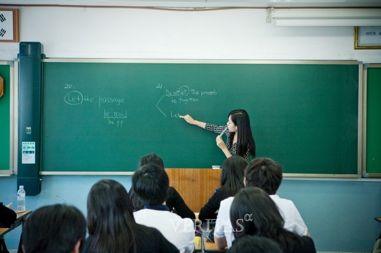 2021대입 지원 모집단위를 아직 결정하지 못한 수험생 중 교사 진로를 고려하고 있는 경우 교직과정 개설학과를 주목할 필요가 있다. 해당 모집단위의 경우 사범대에 진학하지 않았더라도, 이수기준을 만족하면 교사가 될 수 있다. /사진=베리타스알파DB