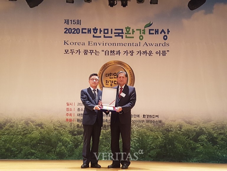 2020 대한민국환경대상(위원장 이규용, 사진 왼쪽)에서 생태연구부분 대상을 수상하고 있는 강병화 명예교수(사진 오른쪽) /사진=고려대 제공