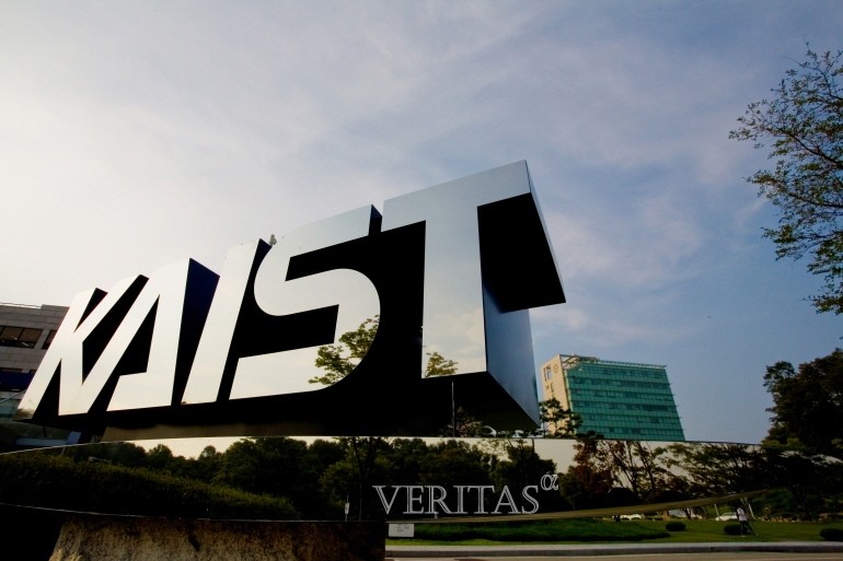 QS가 24일 발표한 ‘2021 개교 50년 미만 대학 순위’에서 KAIST가 세계3위로 국내대학 1위에 이름을 올렸다. 2013년부터 매년 세계3위, 국내1위 자리를 지키고 있다. /사진=KAIST 제공