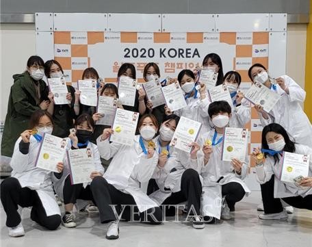2020 KOREA 월드푸드 챔피언십에 참여한 식품영양과 학생들과 이나겸 지도교수 단체사진 /사진=장안대 제공