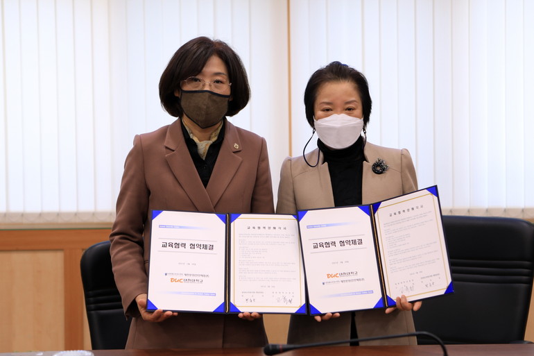 (왼쪽부터) 천순옥 제천분원장, 고숙희 대원대학교 총장. /사진=충북교육청 제공