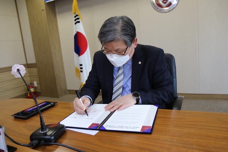 김수갑 충북대 총장이 협약서에 서명을 하고 있다. /사진=충북대 제공