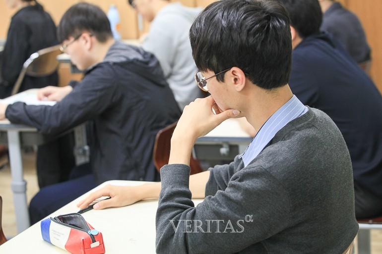 지난해 고3의 경우 6월모평에서 1등급을 받은 학생 80%이상이 수능에서는 등급하락을 겪은 것으로 나타났다. 종로학원하늘교육(이하 종로학원)이 지난해 고3 학생 7831명의 표본을 분석해본 결과, 6월모평에서 국어1등급을 받았던 학생 중 87.3%가 본수능에서는 등급하락을 겪은 것으로 나타났다. 수(가)에서는 고3 6월모평 1등급 92.3%가, 수(나) 80.9%가 수능에서 등급이 떨어졌다. /사진=베리타스알파DB