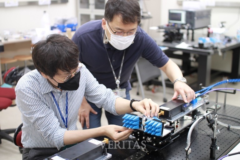 (사진 왼쪽부터)LG-KAIST 6G 연구센터 김당오 연구원, 한국표준과학연구원 권재용 연구원 /사진=KAIST 제공
