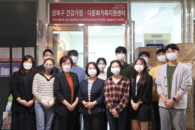 성북구 건강가정·다문화가족지원센터 앞에서 기념촬영을 하는 센터 관계자 및 KACE 학생
