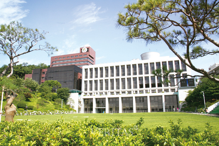 성대는 고교와 비영리단체를 대상으로 캠퍼스투어를 진행한다. 20명 이상의 단체만 신청 가능하며