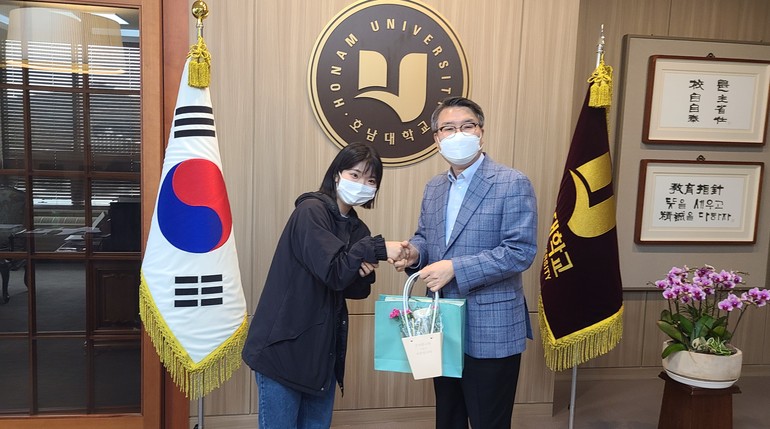 호남대 학생기자들 박상철 총장에게 '스승의 날' 카네이션