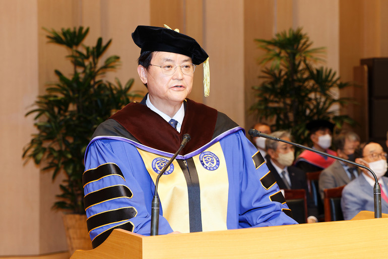 연세대 창립 137주년 기념식에서 서승환 총장이 창립기념사를 발표하고 있다.