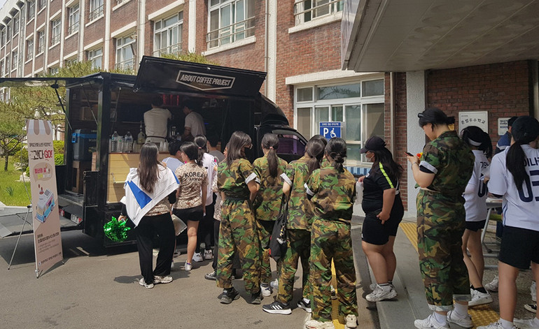 원광대 대학일자리플러스센터는 12일과 19일 두 차례에 걸쳐 '찾아가는 청년고용정책' 홍보를 위한 커피트럭을 운영했다. /사진=원광대 제공