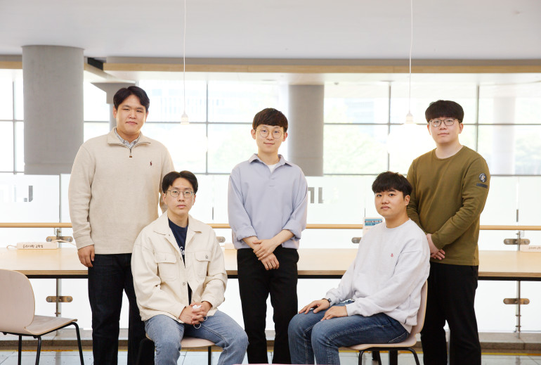 (왼쪽부터) 김하열, 전홍령, 김태경, 서은혁(제1저자), 이민식. /사진=UNIST 제공