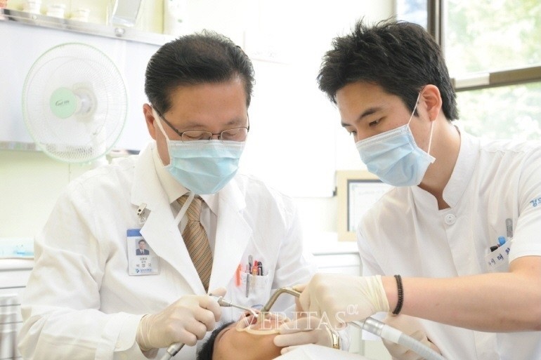 올해 전국 11개 치대가 632명을 모집한다. 수시 370명(58.5%), 정시 262명(41.5%)의 규모다. 학종으로 11개 대학 21개 전형으로 207명을 모집한다. 교과전형으로는 8개 대학 18개 전형으로 137명을 모집한다. 논술전형으로는 3개 대학 3개 전형으로 26명을 모집한다. /사진=경희대 제공