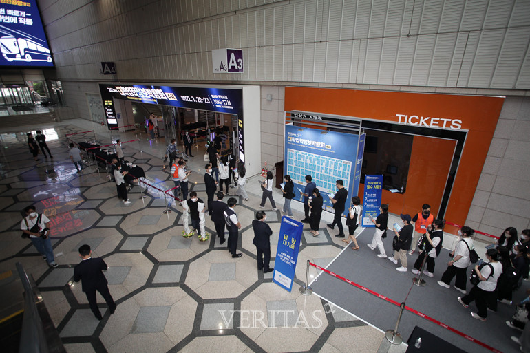 20일 2023수시박람회 현장에 수험생들이 입장 중이다. /사진=신승희 기자 pablo@veritas-a.com