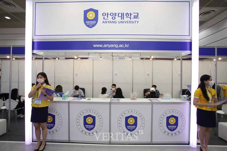 21일 2023수시박람회 안양대 부스에서 수시 요강을 배부하고 있다. /사진=신승희 기자 pablo@veritas-a.com