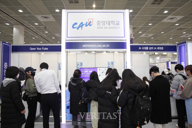 15일 ‘2023정시 대학입학정보 박람회’ 중앙대 부스에서 수험생 맞이 준비를 마치고 접수를 받고 있다. /사진=베리타스알파DB