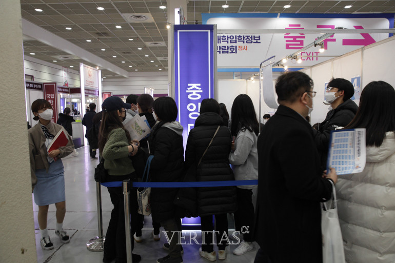 15일 ‘2023정시 대학입학정보 박람회’ 중앙대 부스에서 상담을 원하는 인원으로 붐비고 있다. /사진=베리타스알파DB