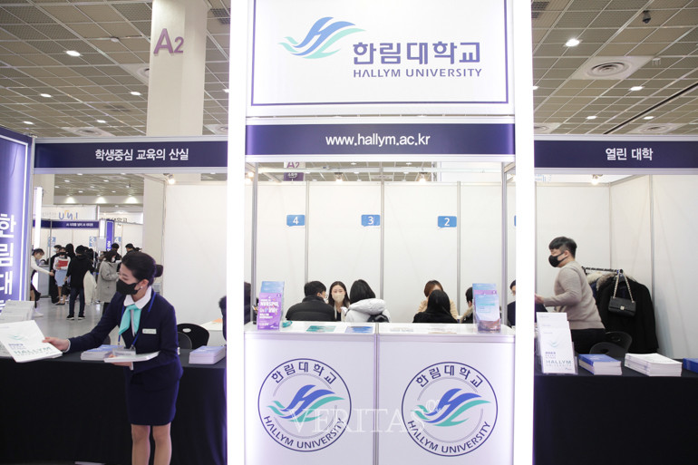 16일 ‘2023정시 대학입학정보 박람회’ 한림대 부스에서 올해 입시요강을 배부 중이다. /사진=베리타스알파DB