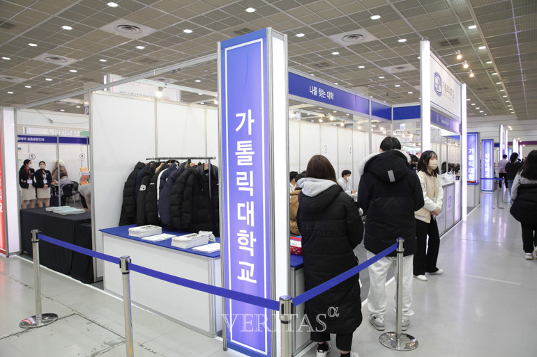 16일 ‘2023정시 대학입학정보 박람회’ 가톨릭대 부스에서 입시상담을 원하는 대기줄이 늘어서 있다. /사진=베리타스알파DB