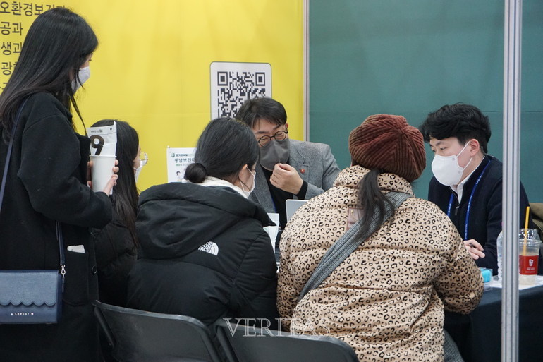 6일 개막한 2023정시 전문대학 입학정보박람회에서 학생과 학부모가 대학 입시상담을 받고 있다. /사진=전문대교협 제공