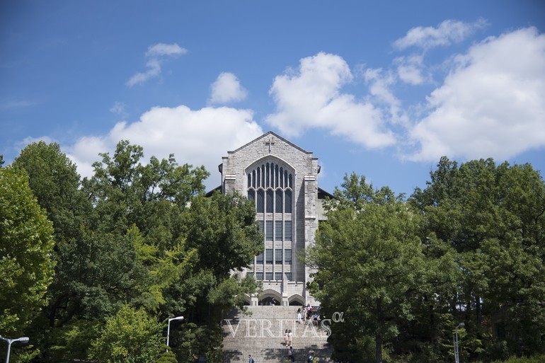 이화여대가 27일 교내 대강당에서 2022 전기 학위수여식을 갖고 학사 2184명, 명예졸업 2명, 석사 1105명, 박사 120명 등 총 3411명의 졸업생을 배출한다. /사진=이화여대 제공