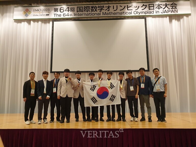 전 세계 수학 영재들이 실력을 겨루는 국제수학올림피아드(IMO)에서 한국 대표단이 종합 3위를 기록했다. 좌측부터 김린기 교수, 김홍녕 조교, 송용진 교수, 진영범 정유찬 이지후 이규동 배준휘 최우진 학생, 남경식 교수, 최수영 교수(단장), 유화종 교수. /사진=과학기술정보통신부 제공