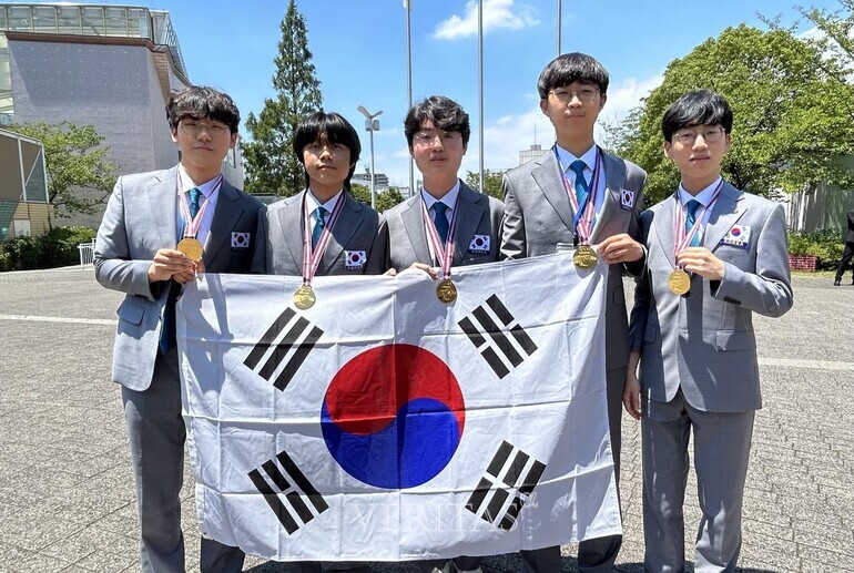 2023년 제53회 국제물리올림피아드에서 금메달을 수상한 대표학생들 (좌측부터 이현채,서규민,노이헌 한종윤 이준서 학생) /사진=과학기술정보통신부 제공