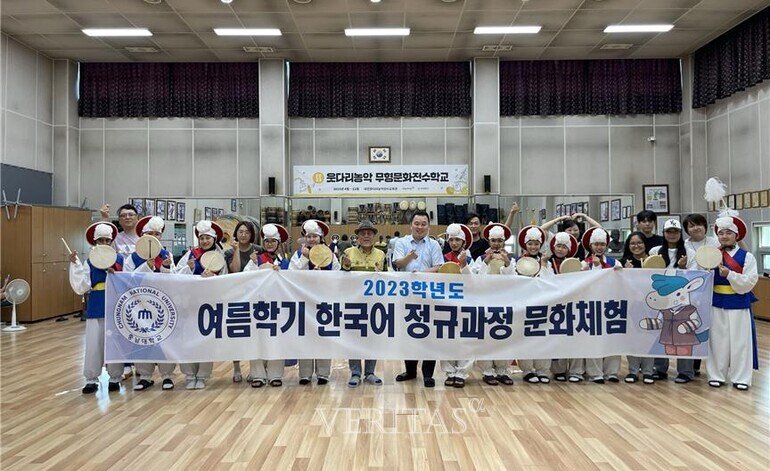 충남대 국제언어교육원은 1일부터 4일까지 외국인 한국어 연수생을 대상으로 대전시 무형문화재 제1호 웃다리농악 문화체험 행사를 진행했다./사진=충남대 제공