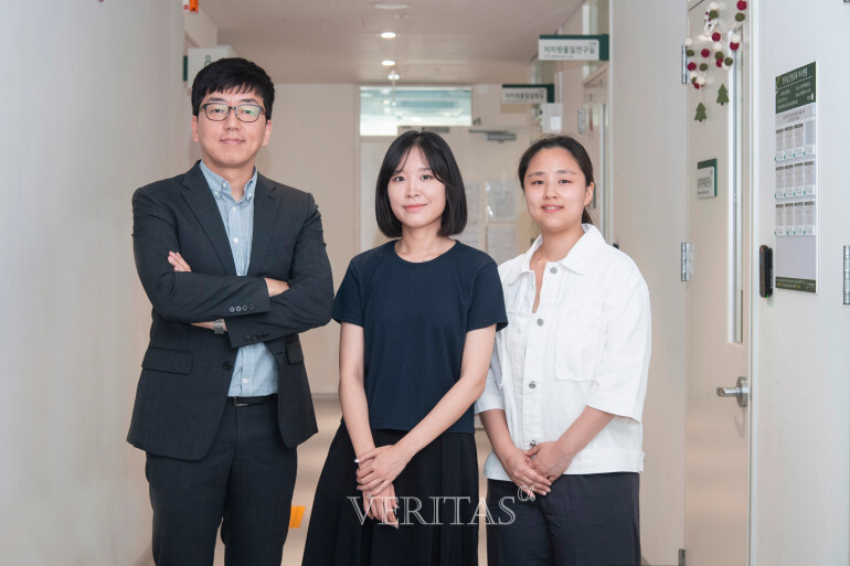 이화여대 이병훈 교수 연구팀. (사진 왼쪽부터)이병훈 교수와 제1저자 김예진 학생, 공동저자 유현진 학생 /사진=이화여대 제공
