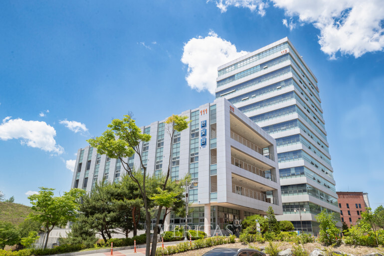 강원대 강원창업보육센터 입주기업인 '제3의청춘㈜'과 '㈜닥터트루'가 중소벤처기업부의 '민간투자주도형 기술창업지원사업(TIPS)'에 각각 선정됐다. /사진=강원대 제공