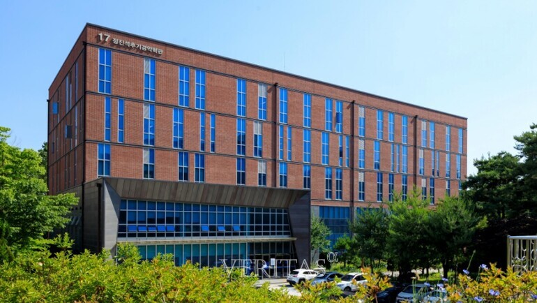 가톨릭대가 2024수시 지원자를 대상으로 온라인 입시멘토링을 제공한다고 지난달31일 밝혔다. 11일 온라인화상통화프로그램 ZOOM을 활용해 면접 합격생의 멘토링을 받을 수 있다. /사진=가톨릭대 제공