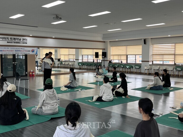 광주여대 항공서비스학과는 지난달 6일과 13일 양일간 황룡관 피지컬트레이닝센터에서 '응급구조/응급처치 전문가 과정'을 진행했다./사진=광주여대 제공