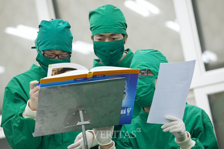 2025대입부터 의대 정원이 2000명 확대될 것으로 보이는 가운데 대입지형에서도 대형 변화가 예고된다. 합격선 변화부터 N수생 폭증과 사교육 폭증, 더 나아가 고등학교와 중학교 입학까지도 영향을 줄 것으로 분석된다. /사진=경희대 제공