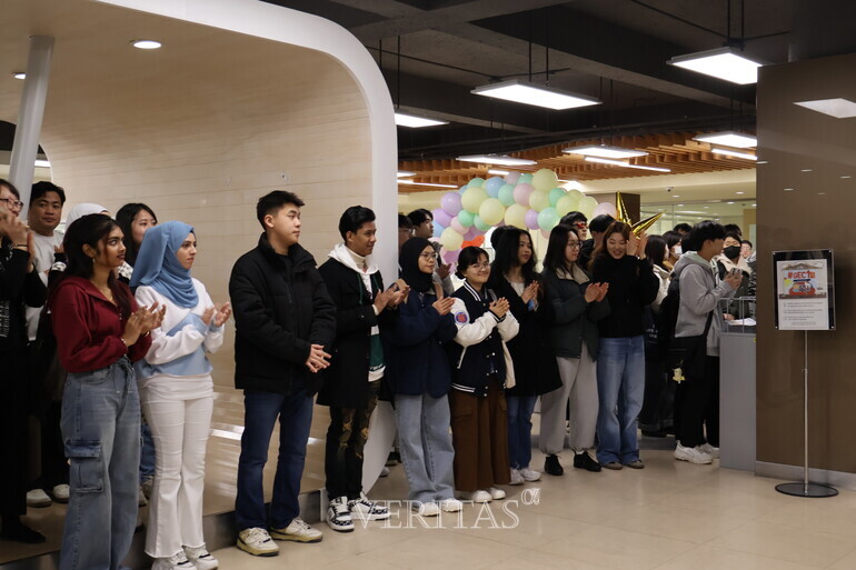 한국기술교육대는 6일 300여 명의 재학생, 외국인 유학생 등이 참여한 가운데 교내에서 국제교육센터(Global Education Center, 이하 'GEC')와 더불어 GEC 내 '외국인 유학생 라운지'(International Student Lounge, 이하 'ISL') 개소식을 개최했다고 이날 밝혔다./사진=한국기술교육대 제공