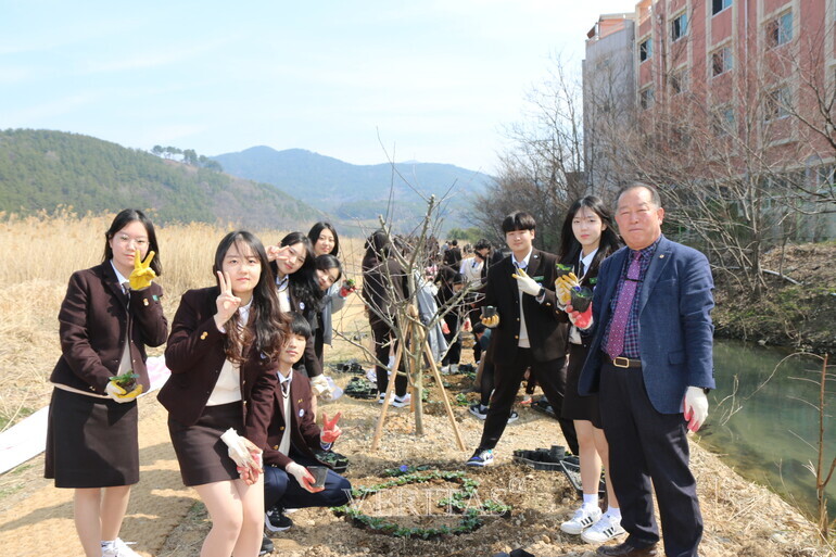 남해해성고가 사제동행 활동의 일환인 ‘해성 멘토링’ 결연식을 14일 개최했다. /사진=남해해성고 제공