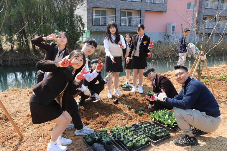 남해해성고가 사제동행 활동의 일환인 ‘해성 멘토링’ 결연식을 14일 개최했다. /사진=남해해성고 제공