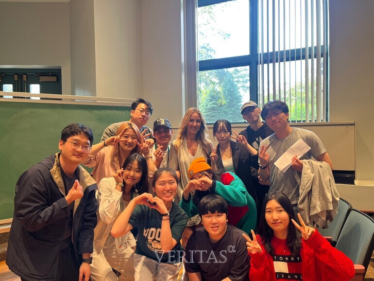 전공과 연계한 해외 현장학습 기회를 제공하는 전문대학 글로벌 현장학습 사업에 올해 50개 대학 304명이 선발됐다. 사진은 2023년 미국 Marywood University에서 진행한 전문대학 글로벌 현장학습 현장. /사진=전문대교협 제공(마산대 주예진 공모전 수상작)