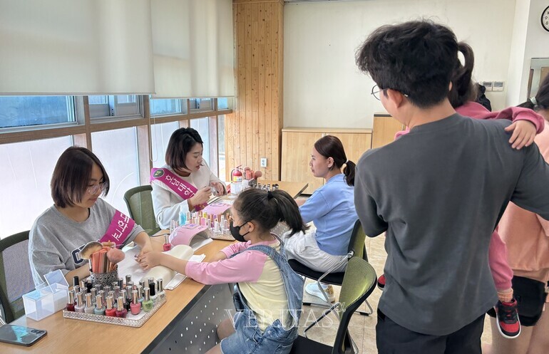 호남대 뷰티미용학과는 4일 꿈나무사회복지관이 마련한 '놀(면서) 자(란다) 페스티벌'에서 지역 내 어린이를 동반한 가족과 주민 300여 명에게 전공 재능기부 행사를 펼쳤다고 7일 밝혔다. /사진=호남대 제공