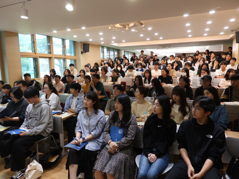 남해해성고가 진학을 희망하는 학생과 학부모 100여 명을 대상으로 11일 ‘2025 신입생 모집 입학설명회’를 시작했다고 밝혔다. /사진=남해해성고 제공