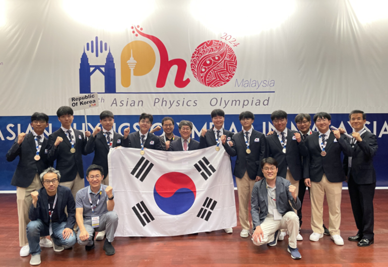 2024 24ȸ ƽþƹøǾƵ(Asian Physics Olympiad, APhO) ѱǥ 8  ޴ ȹߴ. /= 