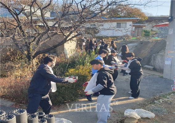 한민고 학생들이 자발적인 연탄 나눔 봉사 활동을 실시했다. /사진=한민고 제공