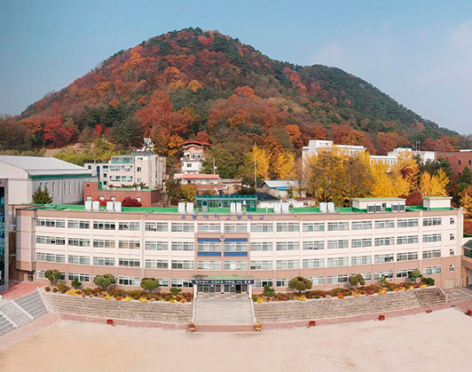 주석훈 교장이 강원 춘천 유봉여고로 자리를 옮겨 새 도전을 시작한다. /사진=유봉여고 홈페이지