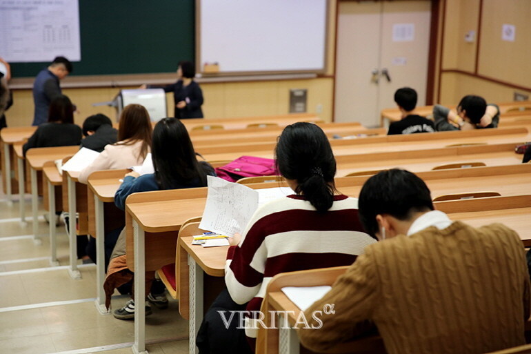 2025선행보고서에 담긴 인문논술 출전을 살펴본 결과, 리처드 도킨스의 ‘이기적 유전자’가 성신여대와 동덕여대에서 공통 활용됐다. /사진=베리타스알파DB