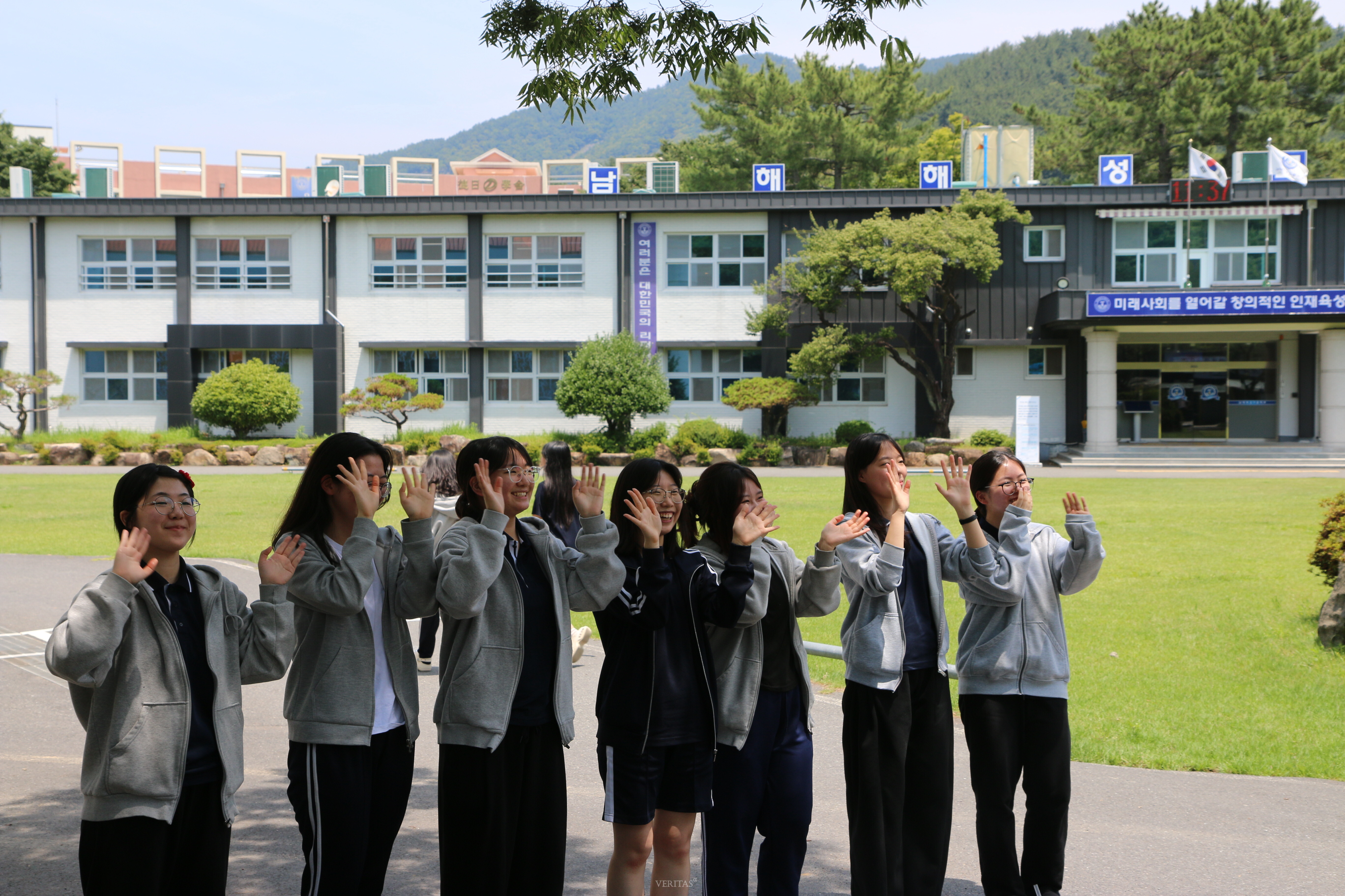 남해해성고 학생들이 백혈병/소아암 완치청년들에게 인사를 건네고 있다./사진=남해해성고 제공